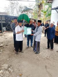 Pemkal Pulutan Serahkan Akta Kematian kepada Keluarga Almarhumah Ibu Ngatiyem